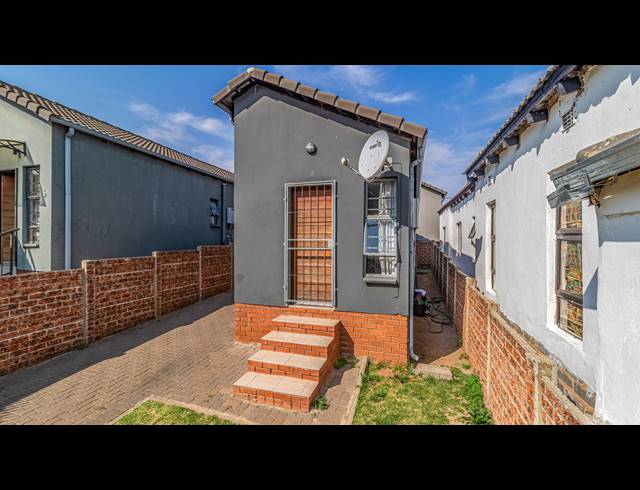 2 BEDROOM HOUSE FOR SALE IN SOUTH HILLS